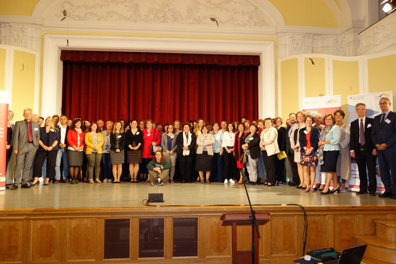 Bild1 Eigene Aufname. Titel Schulleitertagung der ungarischen DSD-II-Schulen 2019 in Budapest ÔÇô Gruppenfoto.JPG
